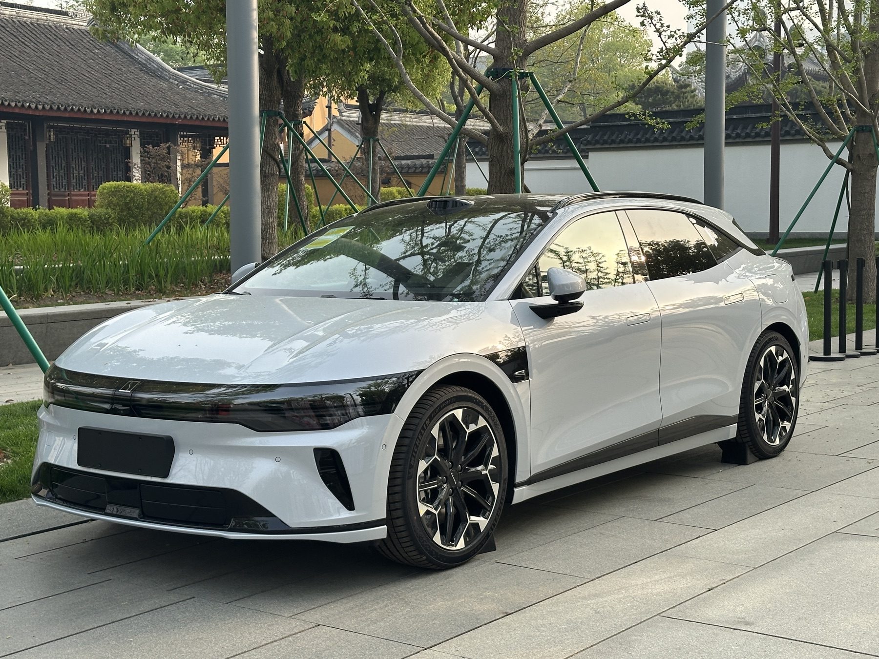 White Zeekr 007 GT parked outdoors, front three-quarter view